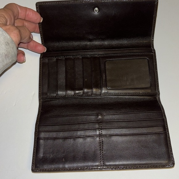 COACH TAN AND BROWN WALLET
PLEAT DESIGN…SIGNATURE LOGO DESIGN
SNAP CLOSURE - Picture 4 of 9